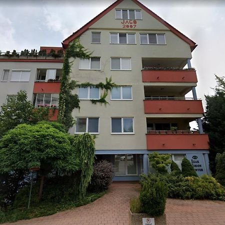 Alure Residences 2 & 24H Self Check-In, Parking In The Garage In The Apartment Building Included, New Building, Terrace, Green Location With A Forest Park With A Lake, Children'S Playground Besztercebánya Kültér fotó