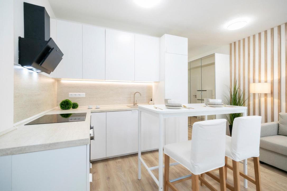 Alure Residences 2 & 24H Self Check-In, Parking In The Garage In The Apartment Building Included, New Building, Terrace, Green Location With A Forest Park With A Lake, Children'S Playground Besztercebánya Kültér fotó
