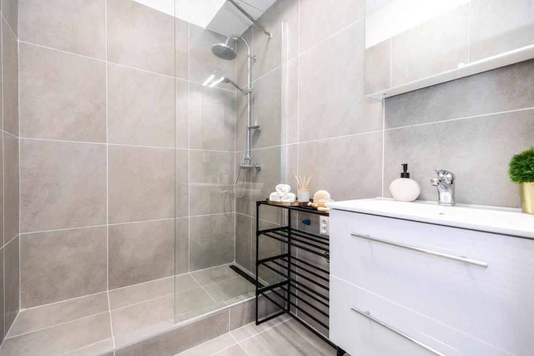 Alure Residences 2 & 24H Self Check-In, Parking In The Garage In The Apartment Building Included, New Building, Terrace, Green Location With A Forest Park With A Lake, Children'S Playground Besztercebánya Kültér fotó