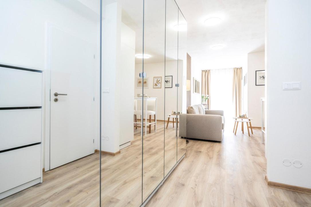 Alure Residences 2 & 24H Self Check-In, Parking In The Garage In The Apartment Building Included, New Building, Terrace, Green Location With A Forest Park With A Lake, Children'S Playground Besztercebánya Kültér fotó