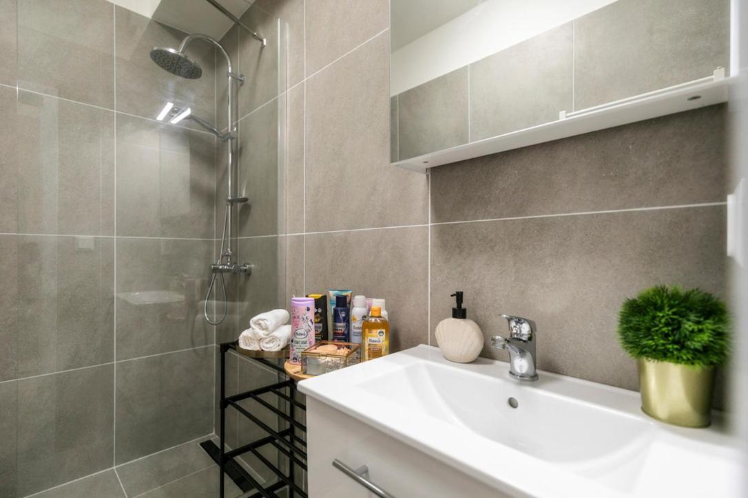 Alure Residences 2 & 24H Self Check-In, Parking In The Garage In The Apartment Building Included, New Building, Terrace, Green Location With A Forest Park With A Lake, Children'S Playground Besztercebánya Kültér fotó
