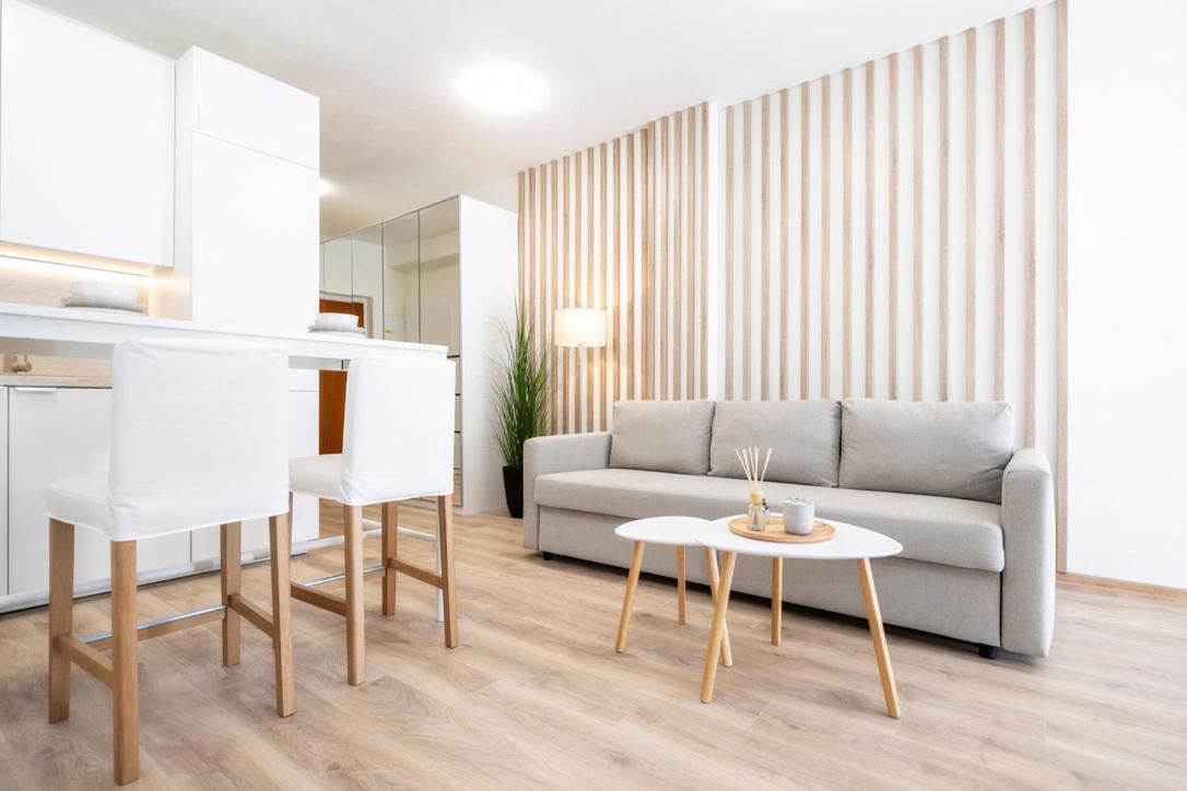 Alure Residences 2 & 24H Self Check-In, Parking In The Garage In The Apartment Building Included, New Building, Terrace, Green Location With A Forest Park With A Lake, Children'S Playground Besztercebánya Kültér fotó