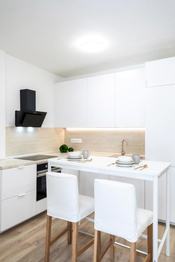 Alure Residences 2 & 24H Self Check-In, Parking In The Garage In The Apartment Building Included, New Building, Terrace, Green Location With A Forest Park With A Lake, Children'S Playground Besztercebánya Kültér fotó