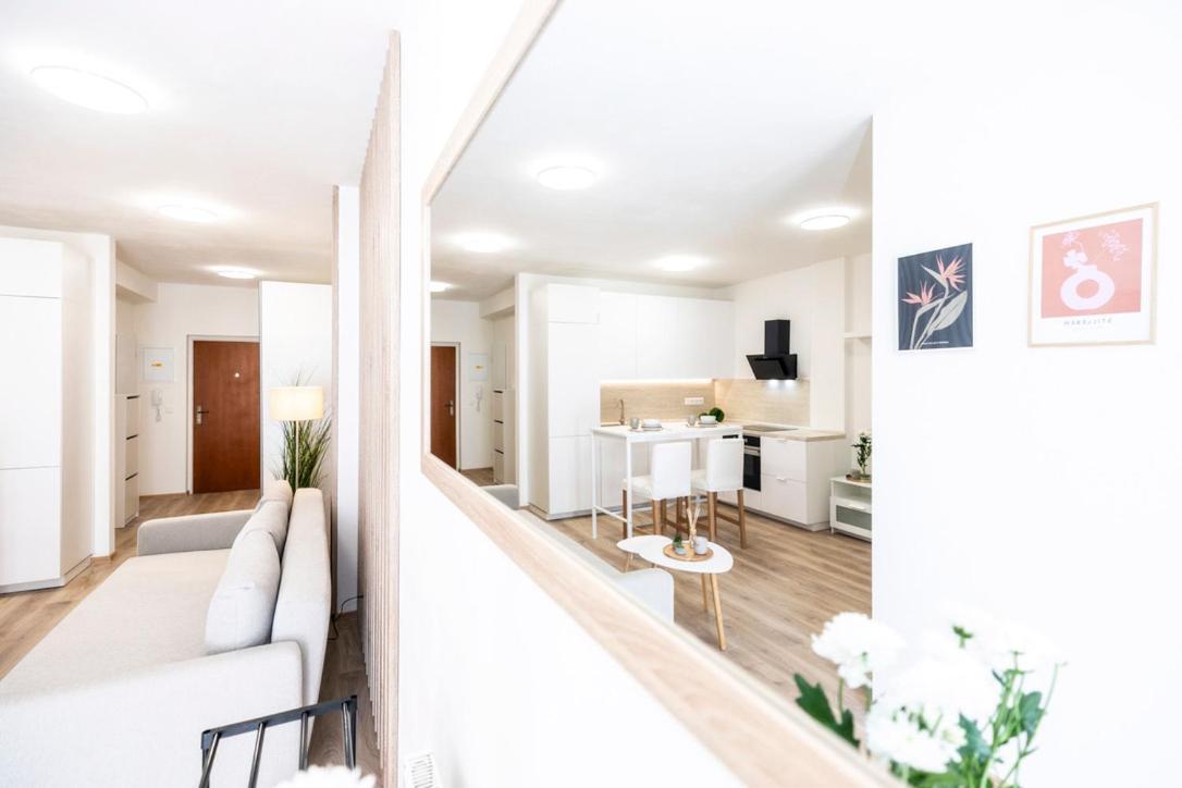 Alure Residences 2 & 24H Self Check-In, Parking In The Garage In The Apartment Building Included, New Building, Terrace, Green Location With A Forest Park With A Lake, Children'S Playground Besztercebánya Kültér fotó