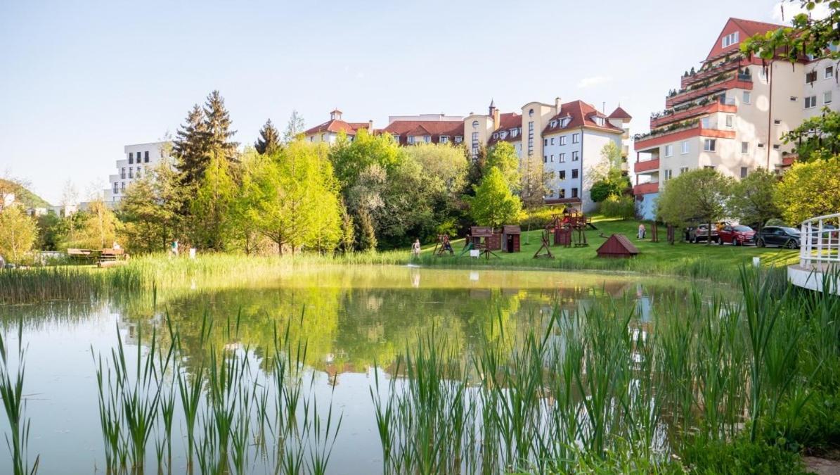 Alure Residences 2 & 24H Self Check-In, Parking In The Garage In The Apartment Building Included, New Building, Terrace, Green Location With A Forest Park With A Lake, Children'S Playground Besztercebánya Kültér fotó